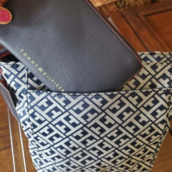 NEW Tommy Hilfiger Crossbody Bag - Picture 4 of 9
